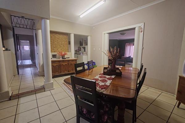 3 Bedroom House for Sale in Kenleaf

2 and Half Bathrooms

2 Rooms en- Suite

Kitchen with walk in Spens 

Lounge with Fire ...