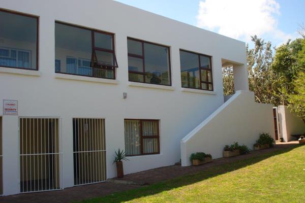 Property offers 3 flats:-  One  with 3 bedrooms, 2 bathrooms, kitchen and living room - Sea view with braai
One  flat with 1 Bedroom ...