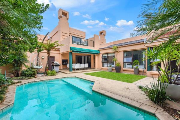 Perfectly positioned below the Lonehill Nature Reserve, this handsome cluster home is an absolute &#39;must see&#39; !

Step inside and be impressed by what we have on offer here. The skylit entrance leads to the expansive open plan lounge and dining room with fireplace. ...