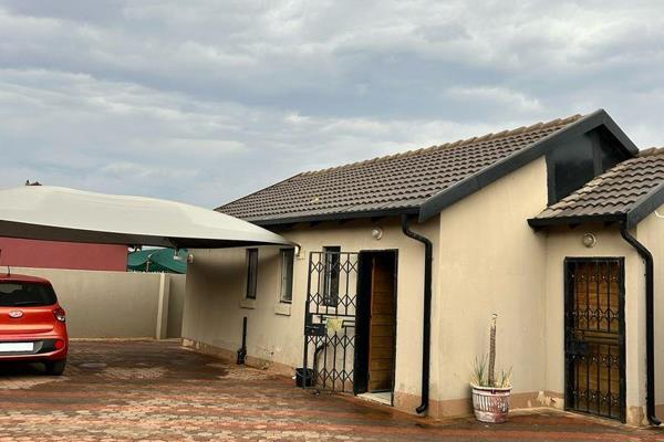 Beautifully maintained 3-bedroom house with a  flatlet in the sought-after Protea Glen Extension 11. 

Key Features:

Three Spacious ...