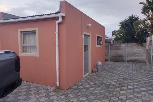 Bachelor Apartment in Blackheath - Gaylee - R3,950 per month

This cozy bachelor apartment is situated in the quiet suburb of Gaylee ...