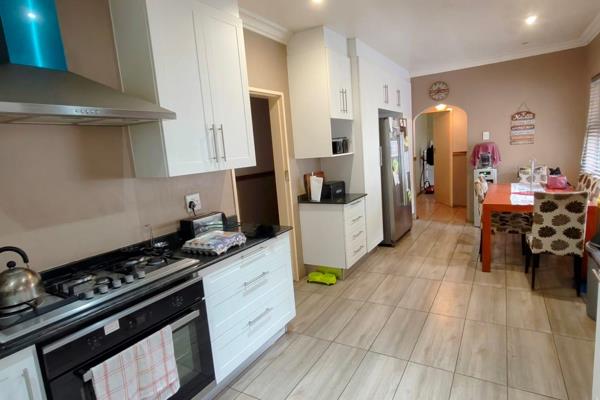 This Lovely Home cons
3 Bedrooms ( Separate 4th Bedroom with bathroom and courtyard. )
2 Bathrooms
Study
Modern Kitchen with granite ...