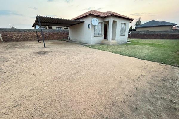 EXCLUSIVE SOLE MANDATE

 House for sale in duvha park ext 2. The property offers 3 bedroom, Full bathroom, open plan lounge and the ...