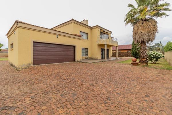 This beautiful family home, set on a large 1300m&#178; plot, offers ample space and comfort. Featuring 6 bedrooms, 3 bathrooms, 2 ...