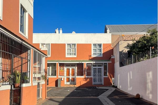 Welcome to a splendid opportunity to own a duplex in the vibrant neighbourhood of Woodstock, Cape Town. This property is ideal for ...