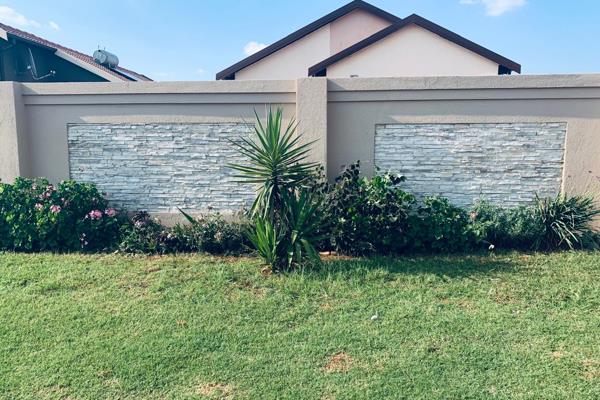 A stunning property for Sale in Alliance / Benoni !!!!!!!

3 Bedrooms , the main bedroom with en-suite
And fully tiled second ...