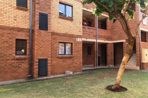 Modern and stylish 2-bedroom, 1 full bathroom apartment is available in the highly sought-after location of Olympus AH, Pretoria East. ...