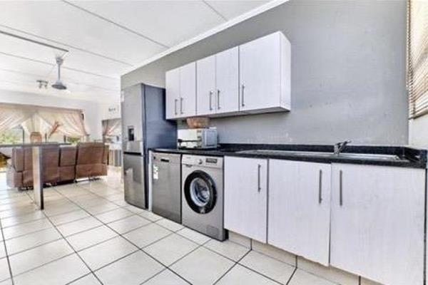 Discover this beautiful 3 beds 2 baths apartment situated on the ground floor in a secured complex.
Boasting an abundance of natural ...