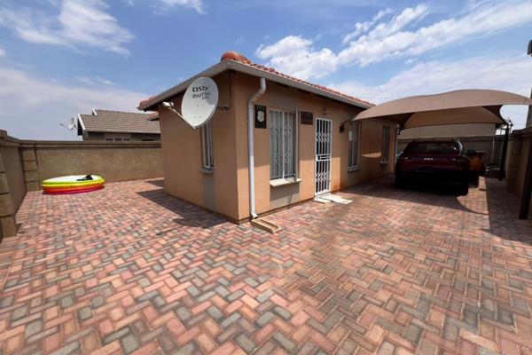 Explore a lifestyle upgrade with this lovely 3-bedroom, 2-bathroom home in Savanna City ...