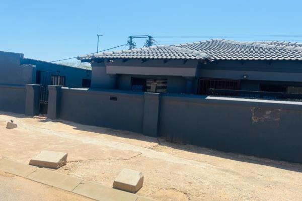 This property is situated in the heart of Tembisa. It consists the following 
- 3 bedrooms 
- 1 bathroom
- Kitchen 
- Lounge 
- single ...