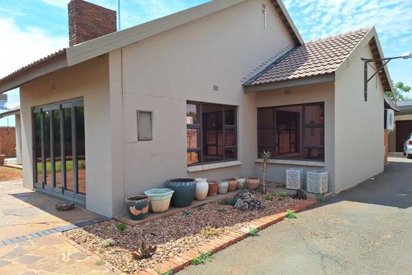 3 Bedrooms
2 Bathrooms
Kitchen
Lounge
Dinging room
Swimming pool
Braai ...