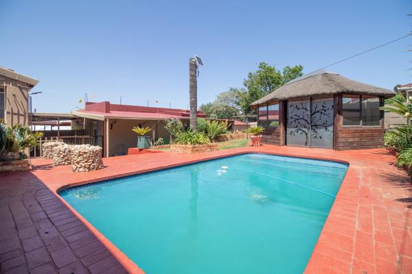 IMMACULATE, WARM  FAMILY HOME 

Main Features:
Flatlet
Two Double Garages (each with their own separate gated entrance)
Alarm system ...