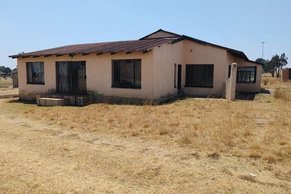 19764 m2 Plot in Withok Estate with a
4 Bedroom House with
2 Bathrooms
Lounge
Dining Area
Kitchen
Large Space to farm on a small ...