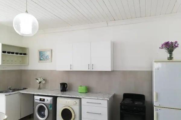 Studio garden cottage with shower and off street safe parking.
42 sqm, and a corner ...