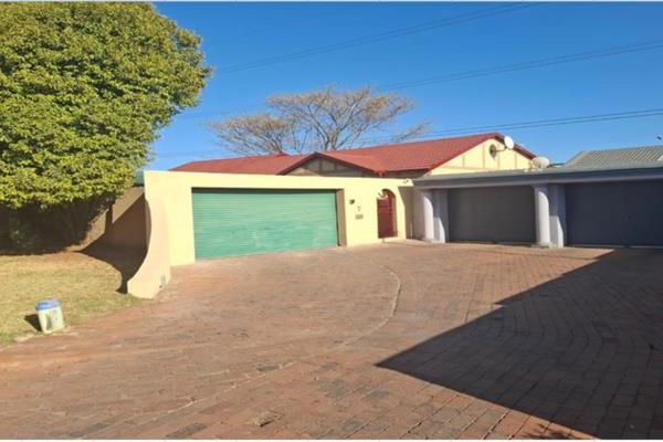 Accepting Offers.

DESCRIPTION:
If you are looking to relocate to the quieter side of Kempton Park then look no further.
The house is ...