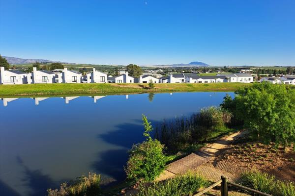 Beautiful Lakeside 2-Bedroom Apartment (with 2 bathroom) in Lifestyle Estate. 

Key ...