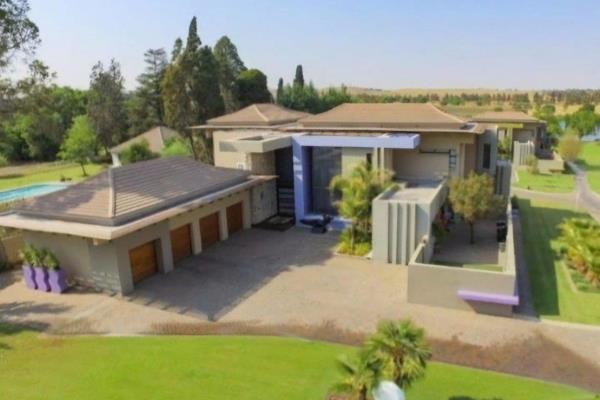 This magnificent lifestyle home situated on the banks of the breathtaking beauty of the Vaal river is superbly located in an estate ...