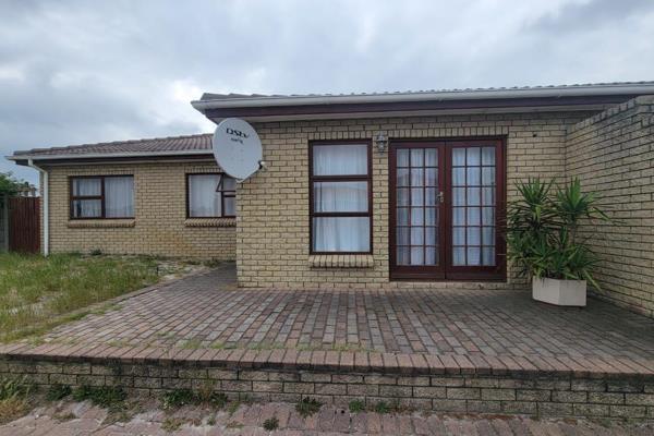 Come and view this beautiful property

3 bedrooms
1.5 bathrooms (a full bathroom and a half bathroom)
A fitted kitchen (with built-in ...