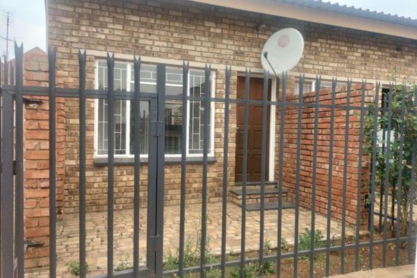 Situated in the new extension of Baillie Park, 
This neat and cozy bachelor is only 3.5km from Mooirivier Mall and provides everything ...