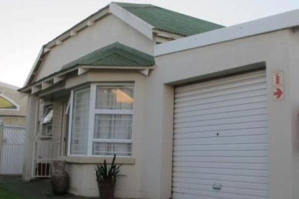 Well-Maintained Townhouse in Secure Complex, Jeffreys Bay

Experience comfortable living in this beautifully appointed townhouse ...