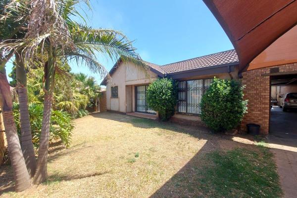 Discover this spacious and well-maintained 3-bedroom home in the sought-after Mmesi Park (Dobsonville), offering both comfort and ...