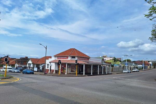 These properties are seldom available, 
Set on over 1000sqm, this corner property is in close proximity to freeway, harbour and all ...