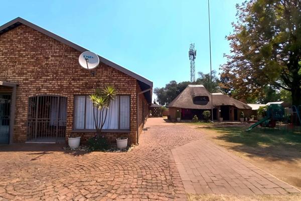 4-bedroom house with 2-bedroom cottage in a boomed-off area close to Bakenkop Laerskool.
This fabulous family home consists of the ...