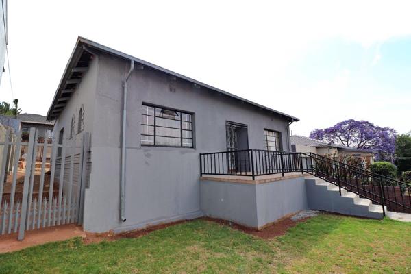 This lovely home is available for rent

It offers 

3 bedrooms,

1 bathroom,

Lounge,

kitchen

To view, call Gavin 