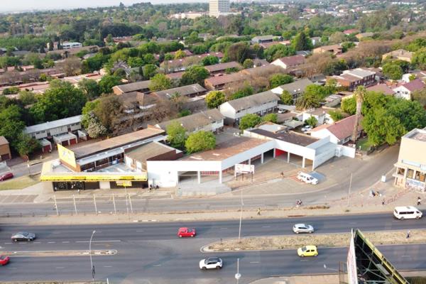 This Commercial 1 Property is perfectly situated on the service road right next to one of the most busiest roads in Randburg ...