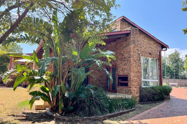 Situated in Morningside ext 40, this charming family home has a lot to offer! Upon ...