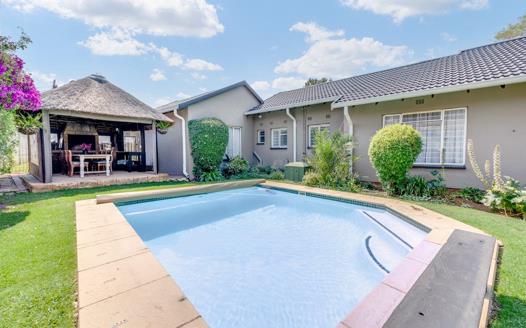 3 Bedroom House for sale in Weltevreden Park