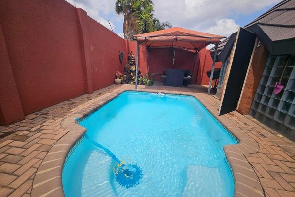 Stunning property that offer you 3 bedroom with 2 bathrooms.
The property has a entertainment area with a heated pool and braai ...