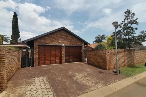 This duet for sale in the sought-after Wierda Glen Estate in Rooihuiskraal North, Centurion, offers a blend of modern living and ...