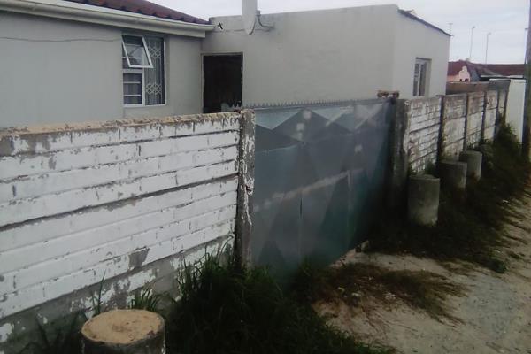 This spacious corner property offers a fantastic investment opportunity or family home in the heart of Mandela Park, Khayelitsha. The ...