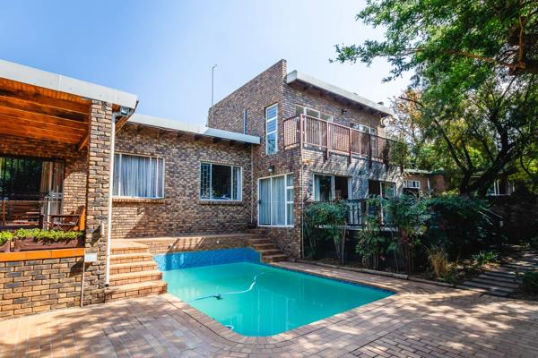 Sole mandate to Remax Capital.
This exquisite upmarket home, perfectly positioned on a corner stand in the sought-after Constantia Glen ...