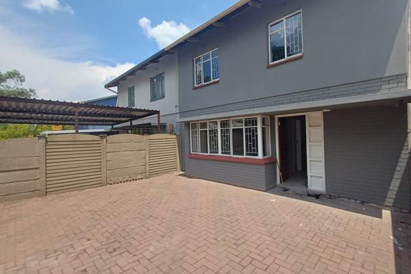 This Property Offers 3 Bedrooms, Livingroom, Diningroom. Beautiful Kitchen. Near Town, Vaal Mall And Schools