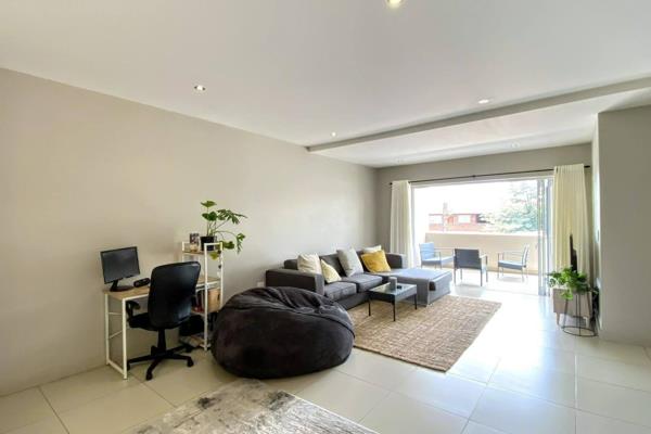 Ideally located on the 2nd floor, Open-plan tiled lounge / dining room and kitchen.  

The kitchen has a very long breakfast bar for ...