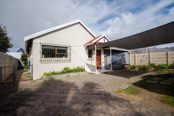 This cozy 2-bedroom townhouse is nestled in the heart of Gordon&#39;s Bay. The bedrooms are carpeted, with one requiring your own ...