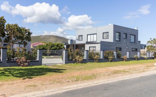 6 Bedroom House for sale in Sandbaai