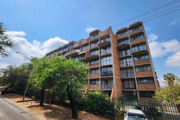 Neat, well maintained ground floor apartment in Wonderboom South in a lovely secure apartment complex.

2 Bedrooms of which both are ...