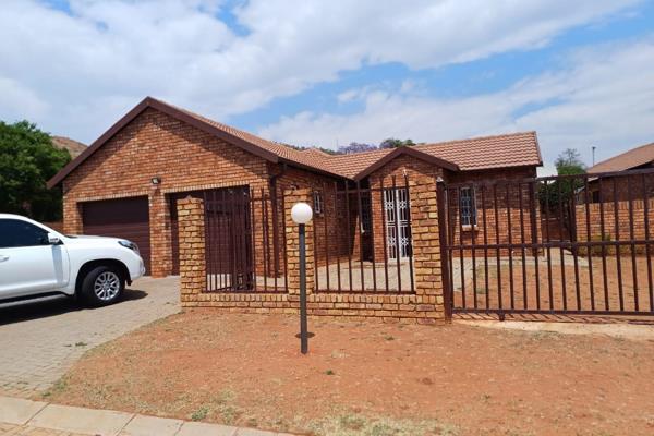 A beautiful 3 bedroom house its up for sale in Amandasig at a Security Complex, has 3 bed,  2 bathrooms, kitchen, dinning, lounge and a ...