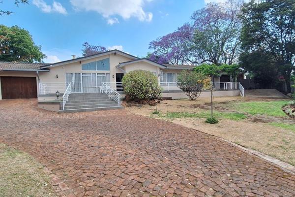 A True classic jewel with lots of charm-Spacious house with home theatre pus flatlet! 

For the buyer who wants MORE.

This magnificent ...