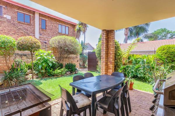 Owner asking R 899 000
Negotiating offers above R 799 000

The open-plan lounge ...