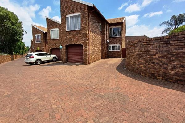 This duplex is situated in the heart of brackendowns, close to schools, shopping malls ...