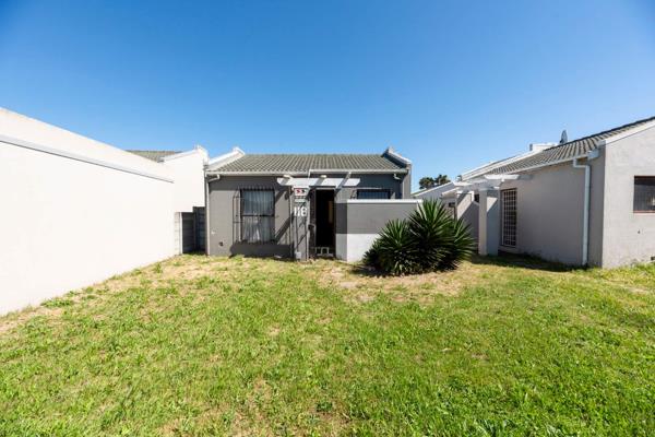 Charming 3-Bedroom Fixer-Upper in the Heart of Summer Greens, Milnerton This vacant property, perfectly located in the thriving ...