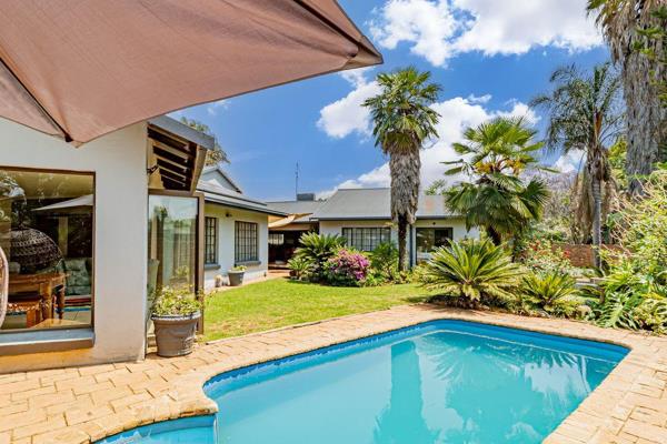 Step into this stunning, renovated home, situated on an expansive 1482m&#178; stand in the sought-after Northmead Ext. 4 area. Perfect ...