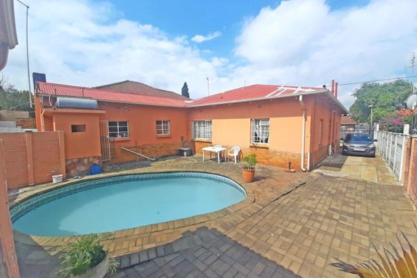 Asking Price R1 300 000 - Will negotiate all offers!

Ideal for medical suites or nurses&#39; accommodation.

This face-brick home ...