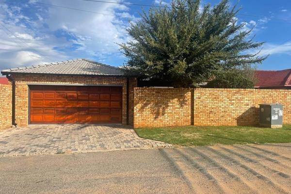 Family home with modern finishes consist of 3 large bedrooms, 3 bathrooms, massive lounge, dining,modern large fitted kitchen, double ...