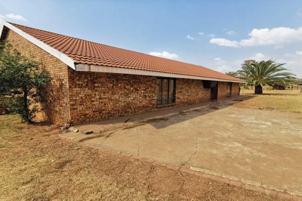 Negotiable, Well Sized 44710 Square Meter Plot.
Previously Used As A Lion Farm/Exotic Animal Breeding.
3x Flatlets, Each Has 1x ...