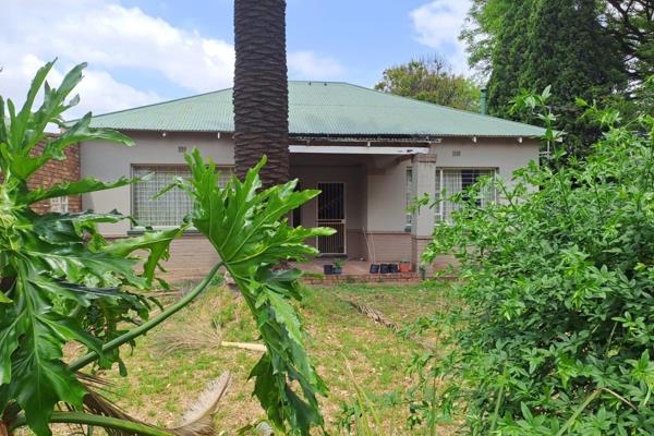 Dual living on a small holding for sale in Rand Colliers.
Main house consist of the following:
2 Bedrooms
Lounge.
Dining area.
Bathroom ...